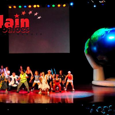 Giant_planet_earth_hands_holding_decoration_Stage_inflatable_Alain_Balões_Special_Events